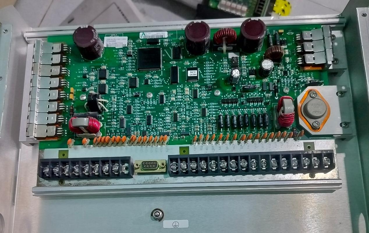 Kỹ thuật viên đang kiểm tra mạch điện của bo điều tốc ProAct Woodward để xác định lỗi và xử lý sự cố cho máy phát điện Kỹ thuật viên đang kiểm tra mạch điện của bo điều tốc ProAct Woodward để xác định lỗi và xử lý sự cố cho máy phát điện