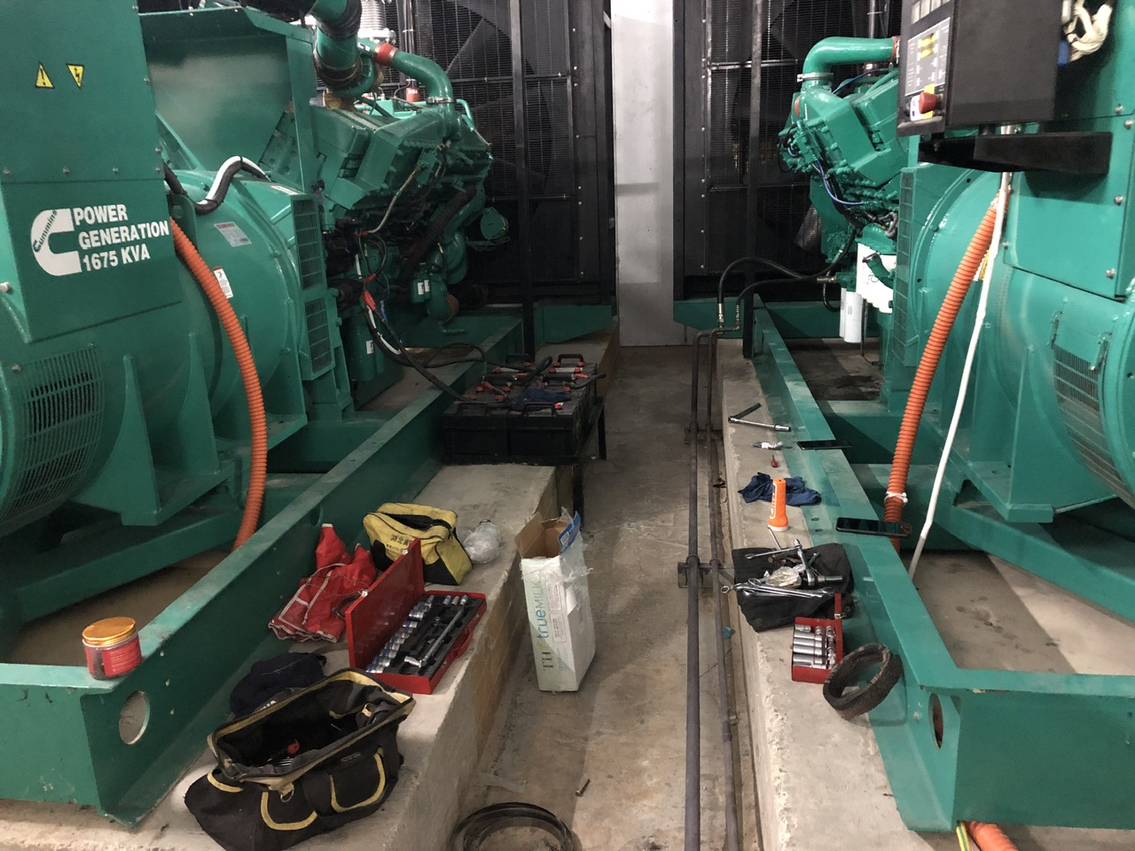 Bảo dưỡng máy phát điện cummins tại hiện trường nhà máy